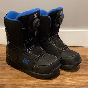 Snowboard boots